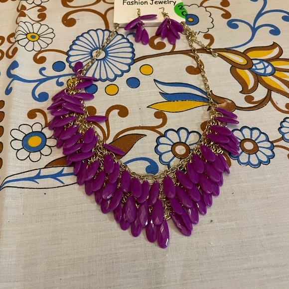 Lovely purple statement necklace and earrings - Picture 2 of 6